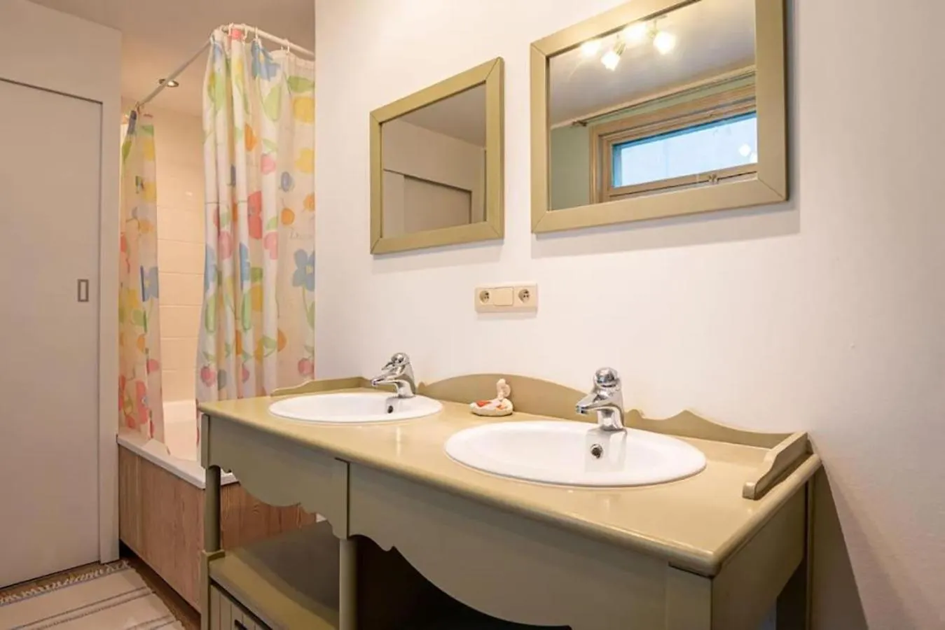Spacious 7-Bed House In Oostende City